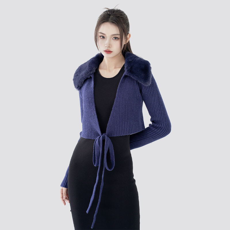 冬の服装にファーラペルレースアップカーディガンをスタイリングする方法