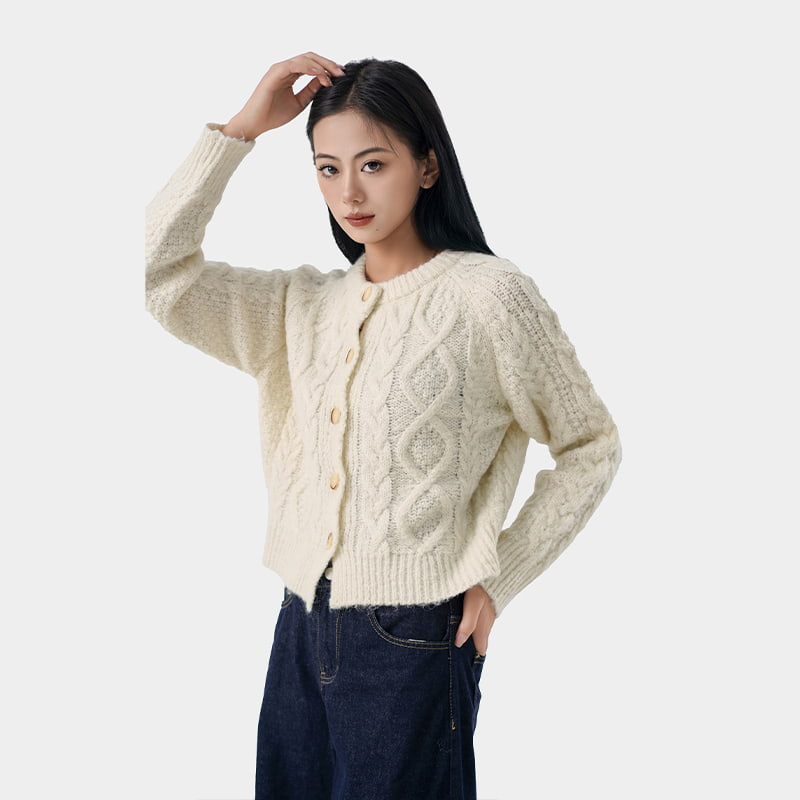 ニットカーディガンは、さまざまな服装や体型をどのように引き立てることができるでしょうか?